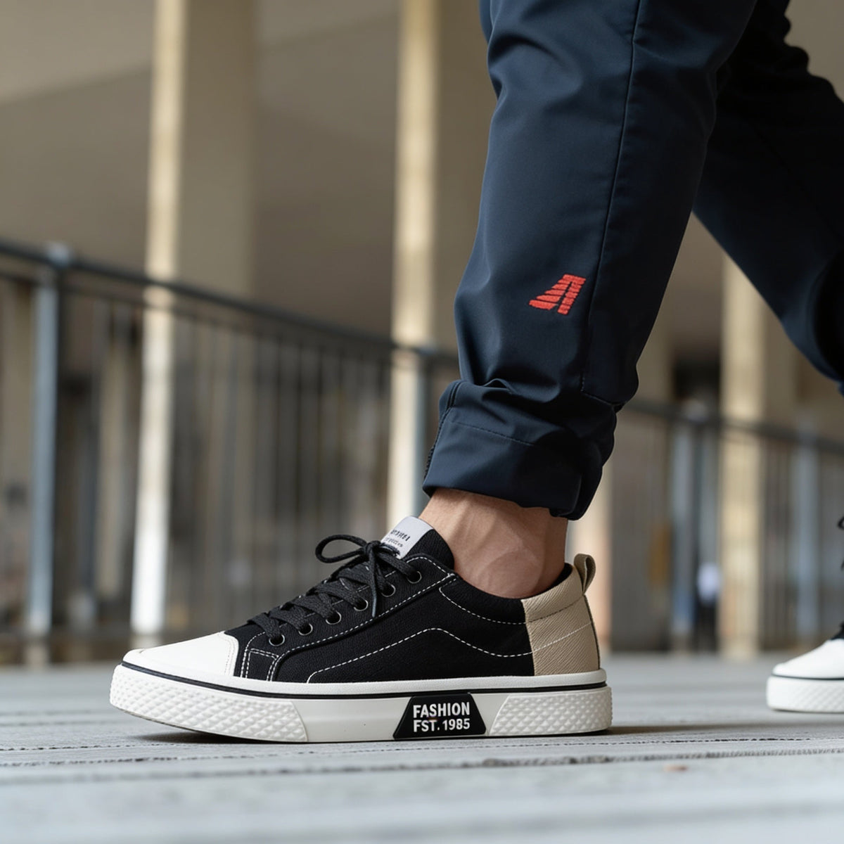 Niskie sneakersy uniseks z kontrastowymi panelami i sznurowaniem