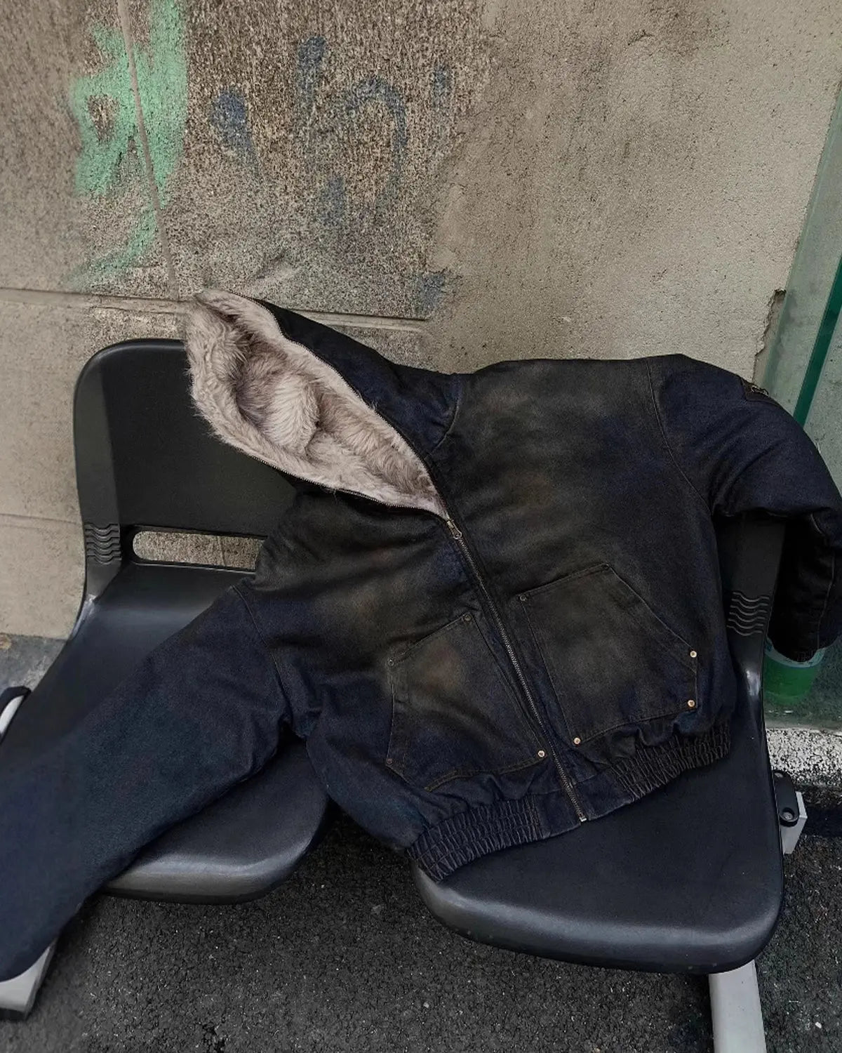Unisex bomberová bunda s kapucí a kožíškem, tmavě modrá