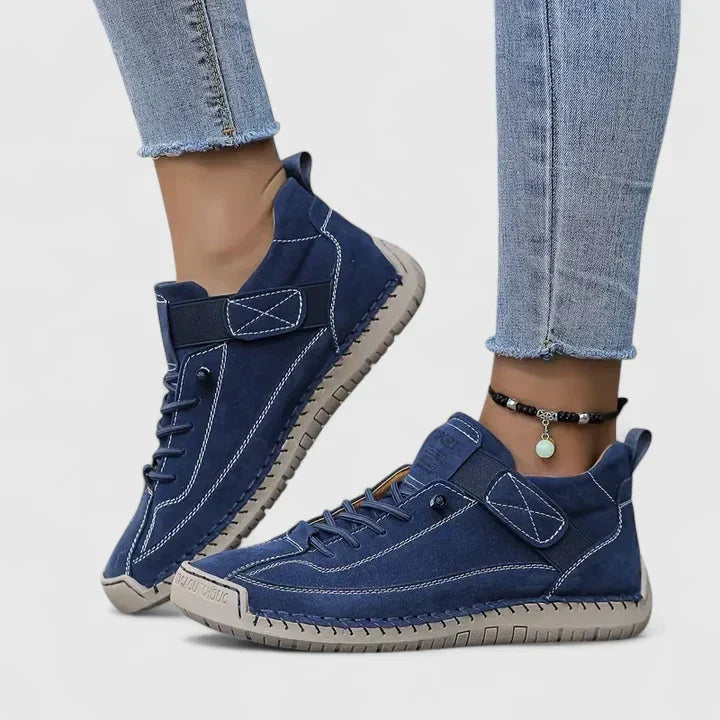 Niskie sneakersy sznurowane z okrągłym noskiem i płaską podeszwą