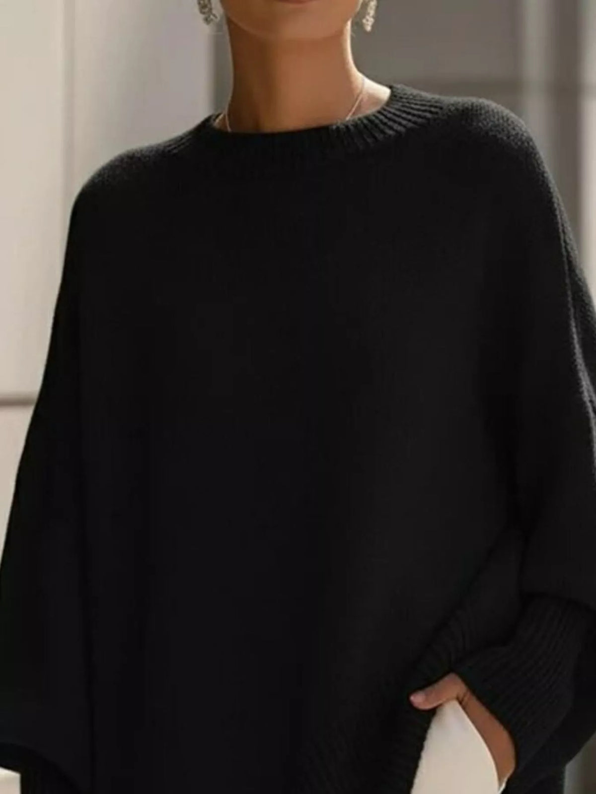Damski sweter oversize z szerokimi rękawami i asymetrycznym dołem