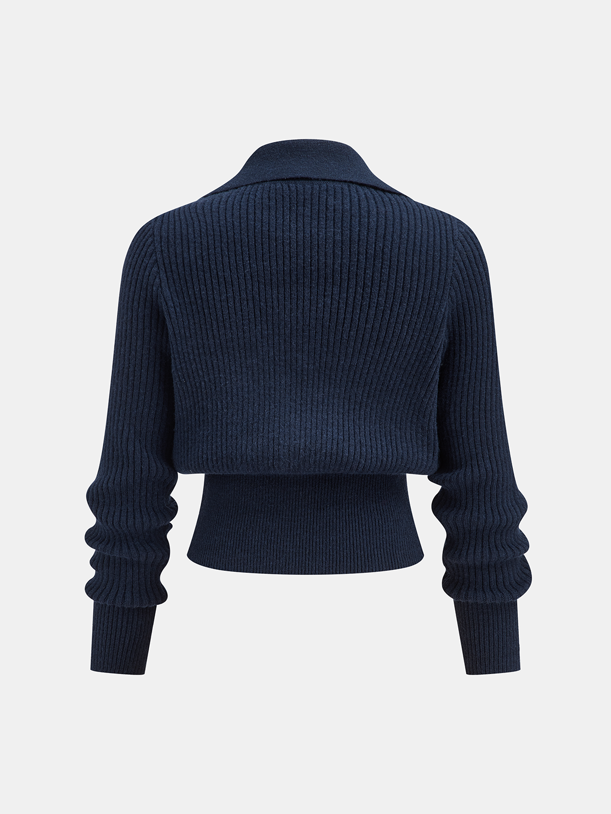 Damski krótki sweter w prążkowaną strukturę z kołnierzykiem i dwiema metalicznymi klamrami