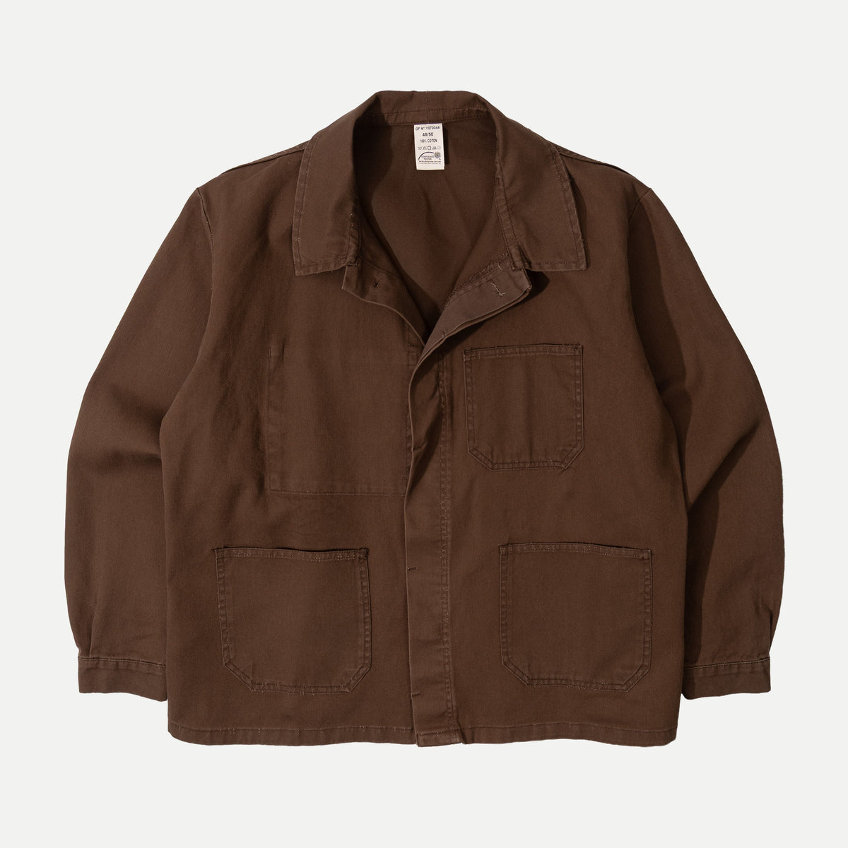 Brązowa męska kurtka z kołnierzem, guzikami i naszywanymi kieszeniami