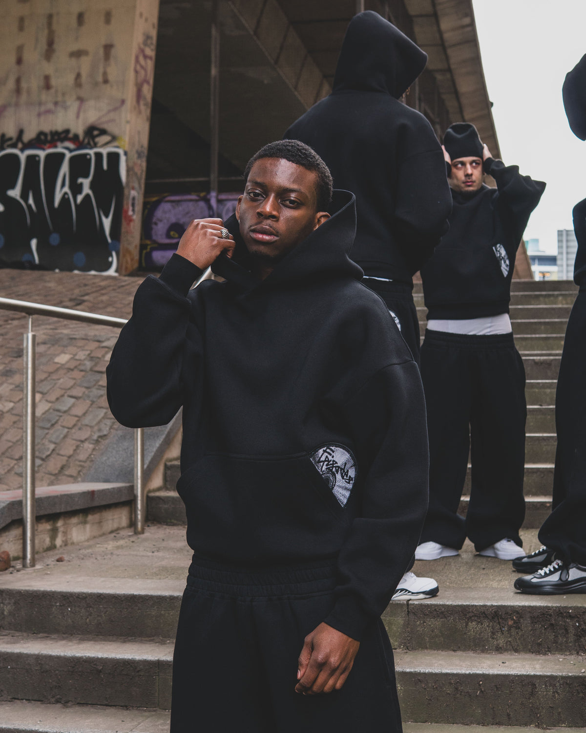 Męska bluza z kapturem, kieszenią kangurka i graficzną naszywką