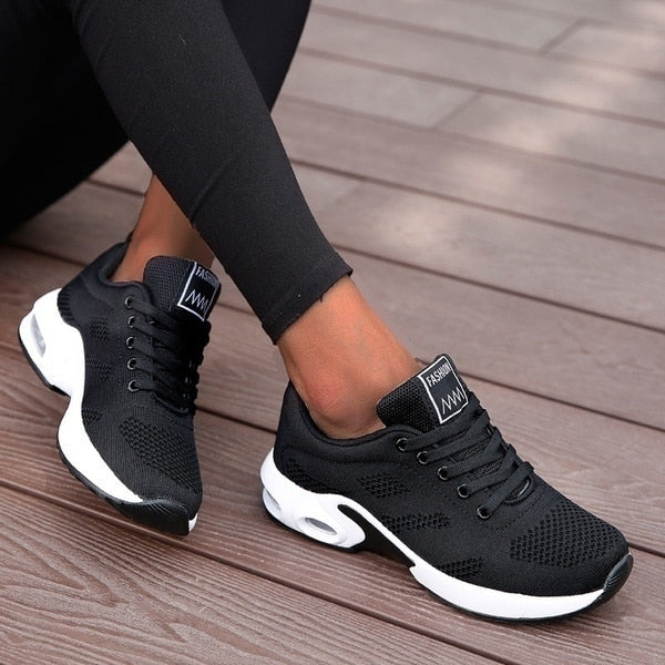 Damskie sneakersy sznurowane z perforowaną cholewką i podwyższoną podeszwą