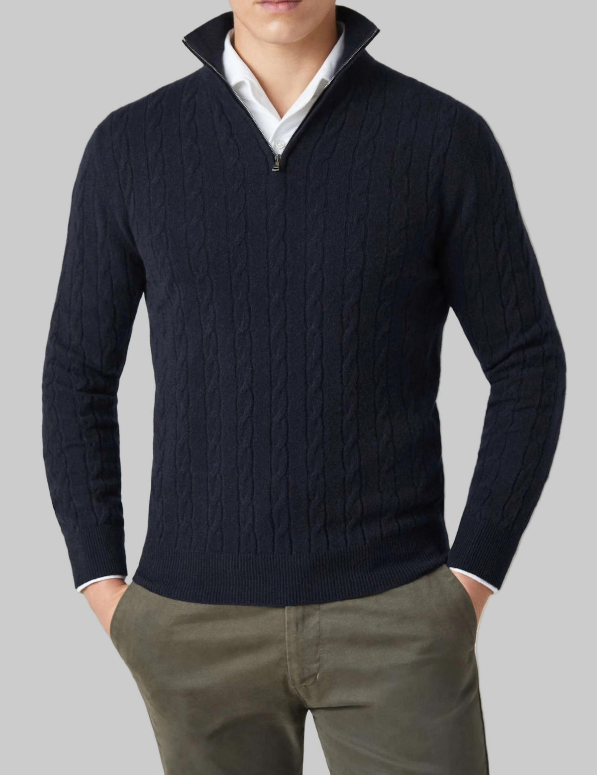 Męski sweter dzianinowy ze stójką i pionowym wzorem warkoczowym