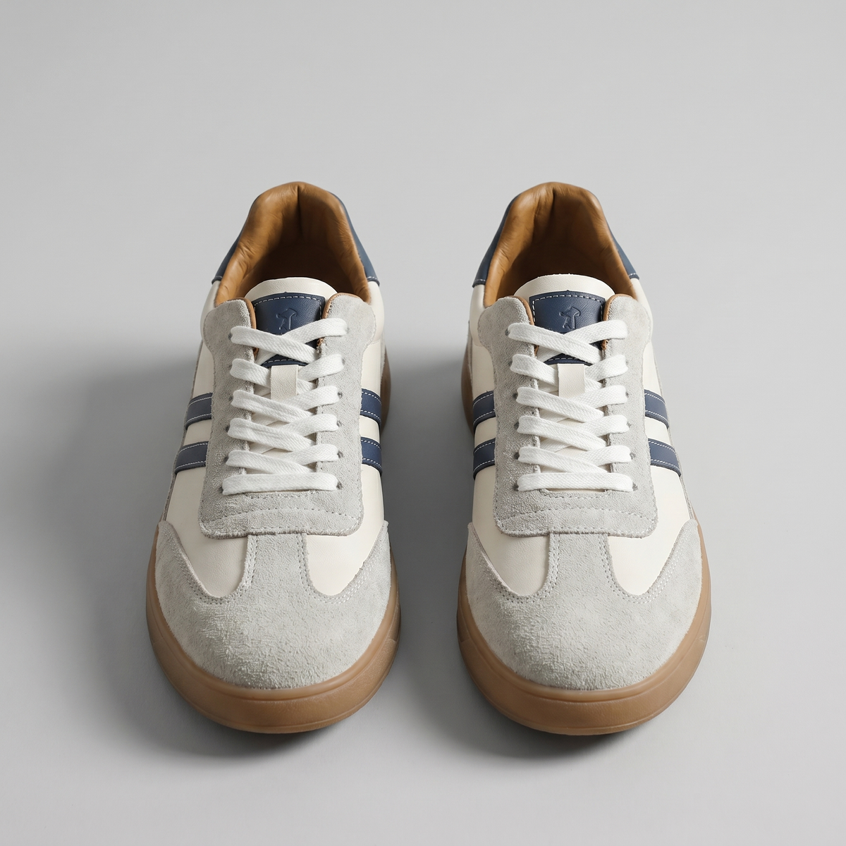 Męskie sneakersy retro z kontrastowymi pasami i sznurowaniem