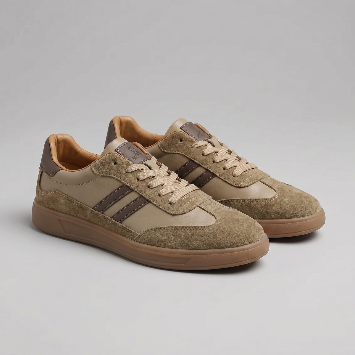 Męskie sneakersy retro z kontrastowymi pasami i sznurowaniem