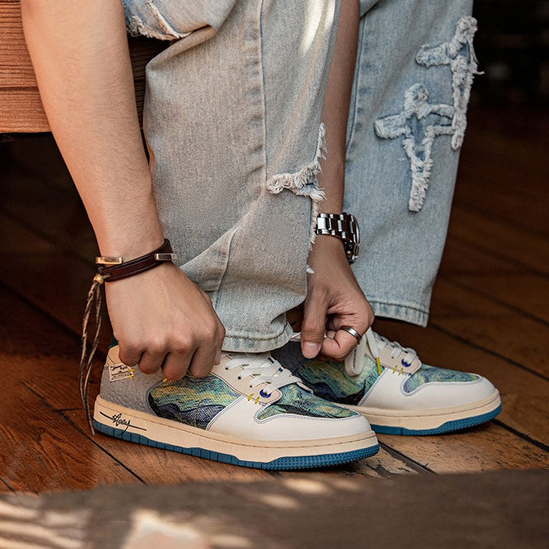 Sneakersy z malarskim nadrukiem pejzażu i niebieską podeszwą