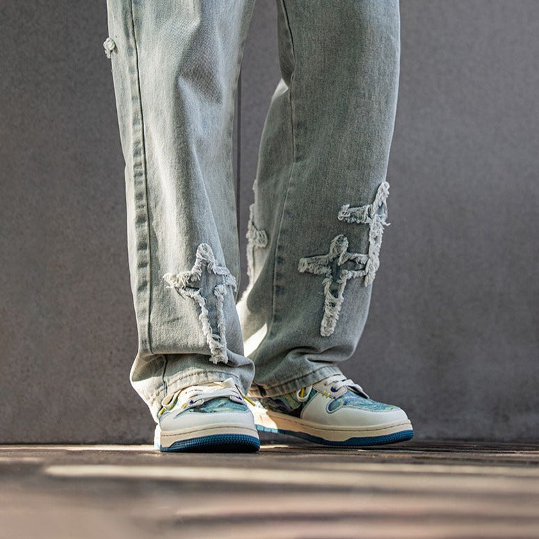 Sneakersy z malarskim nadrukiem pejzażu i niebieską podeszwą
