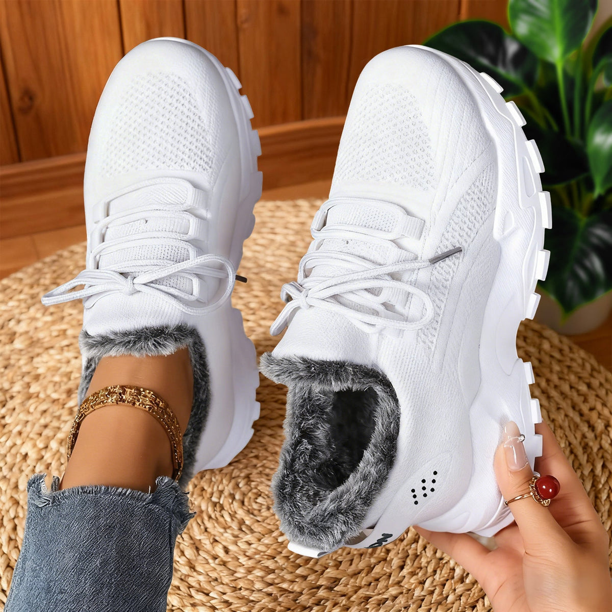 Damskie sneakersy sportowe z futrzanym wnętrzem i sznurowaniem