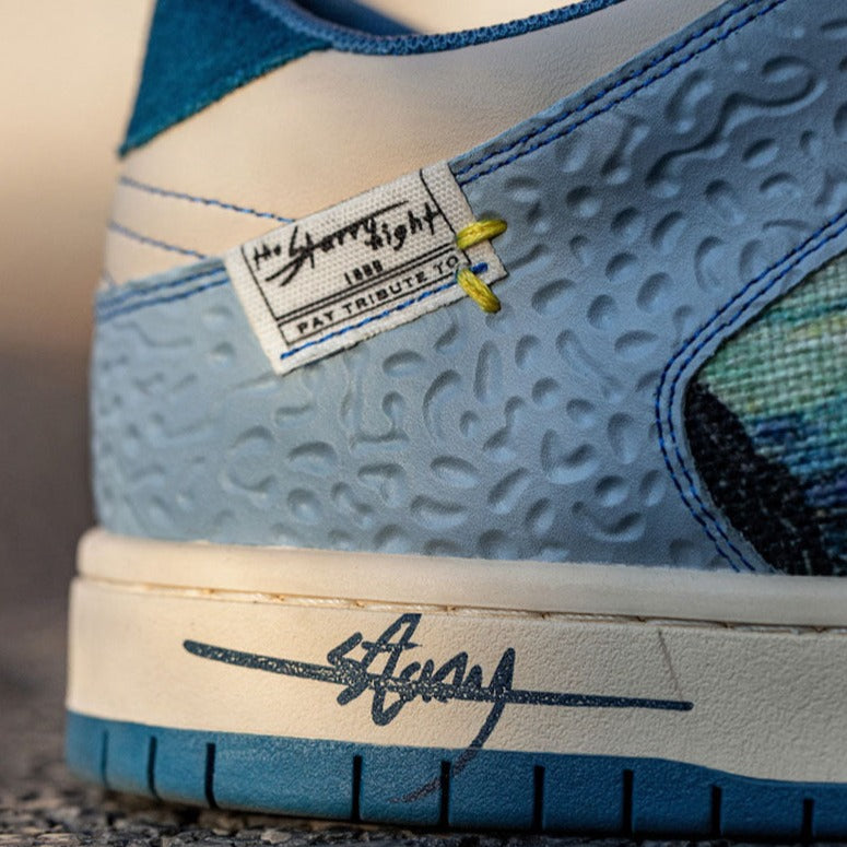 Sneakersy z malarskim nadrukiem pejzażu i niebieską podeszwą