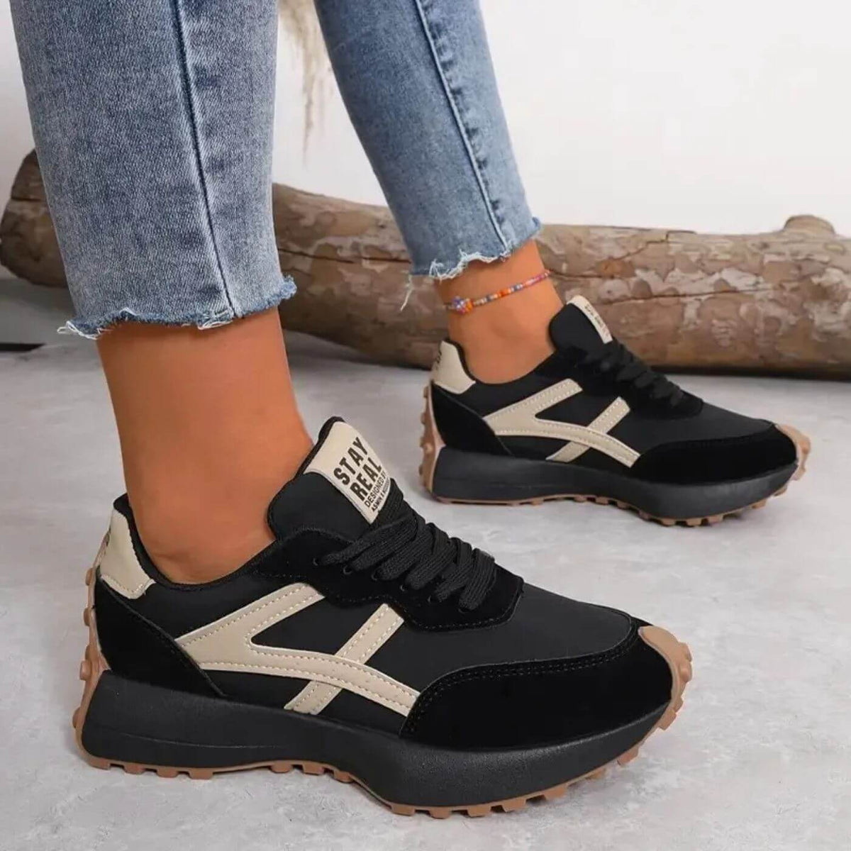 Damskie sneakersy retro ze sznurowaniem, grubą podeszwą i zamszowymi wstawkami
