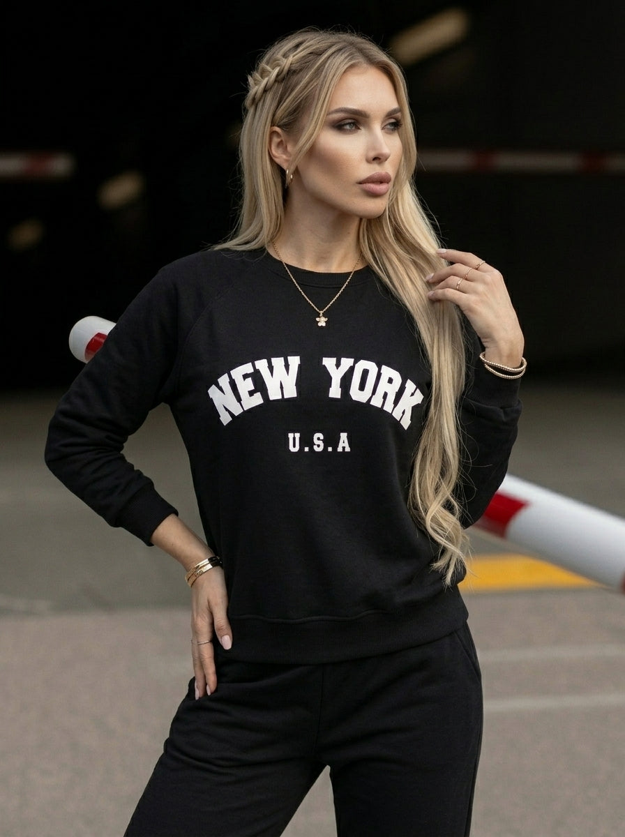 Czarna damska bluza z białym nadrukiem New York i długimi rękawami