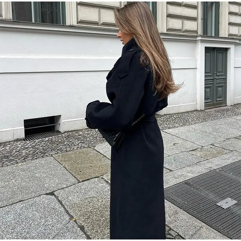 Czarny damski płaszcz zimowy oversize o długim kroju i szerokich klapach