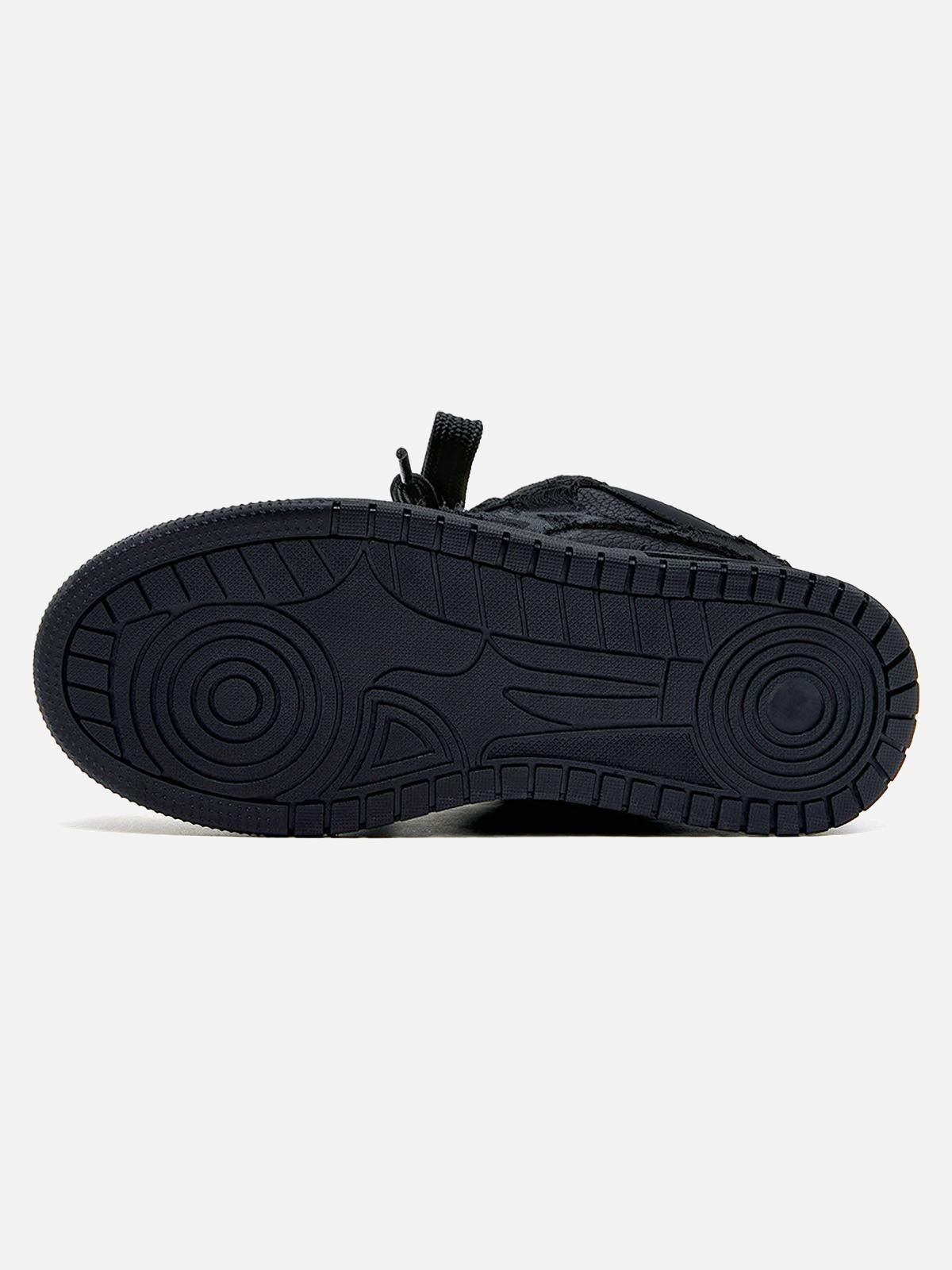 Czarne wysokie sneakersy z teksturowanymi panelami i płaską podeszwą