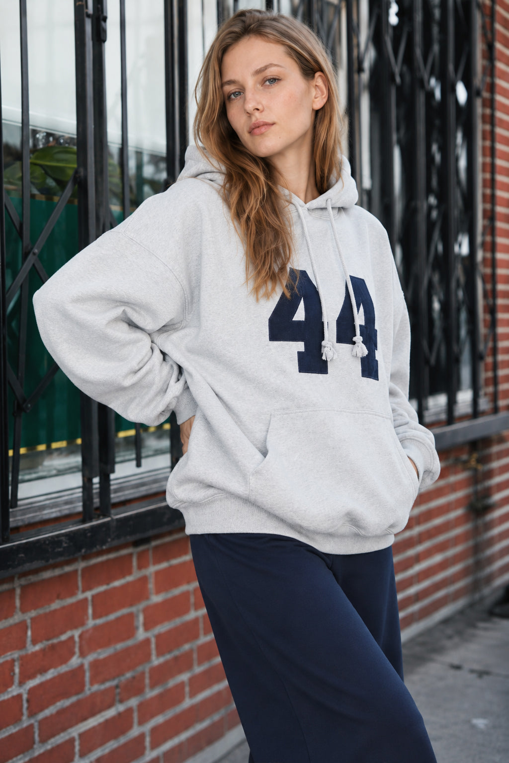 Damska bluza oversize z kapturem, kieszenią kangurką i nadrukiem liczbowym