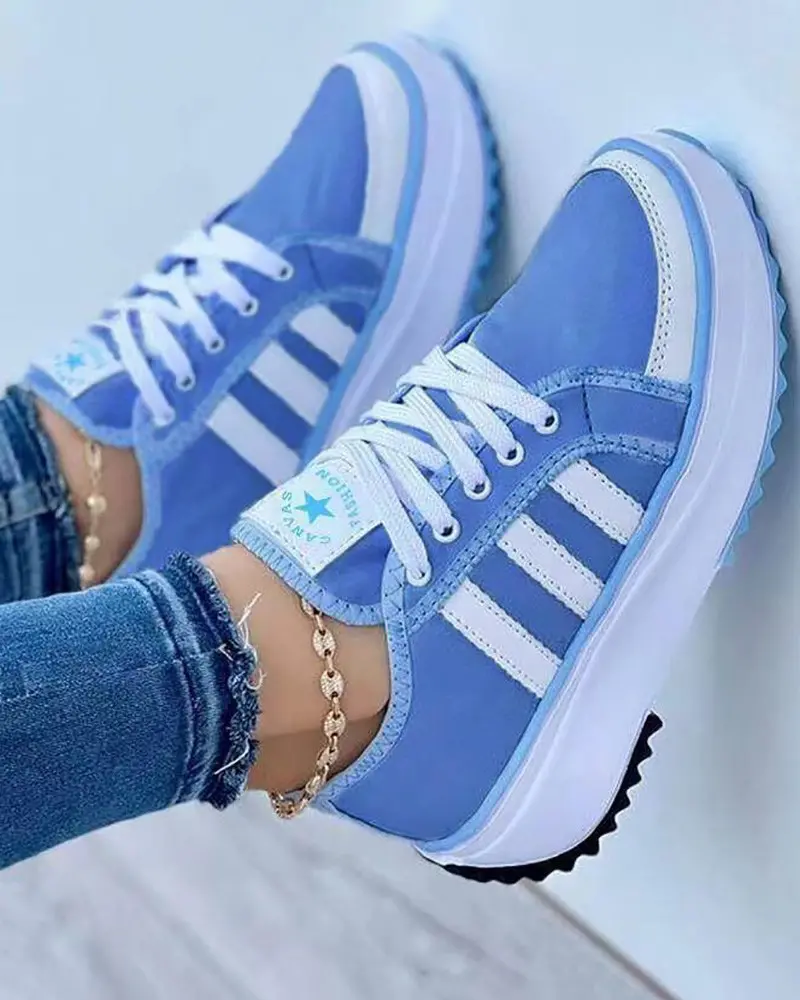 Damskie sneakersy na sznurówki z trzema paskami i grubą podeszwą