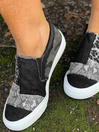 Damskie wsuwane loafersy z patchworkowym wzorem zwierzęcym i białą podeszwą