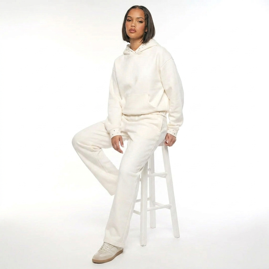 Damski jasny komplet dresowy oversize z kapturem, prostymi spodniami i detalami w kropki