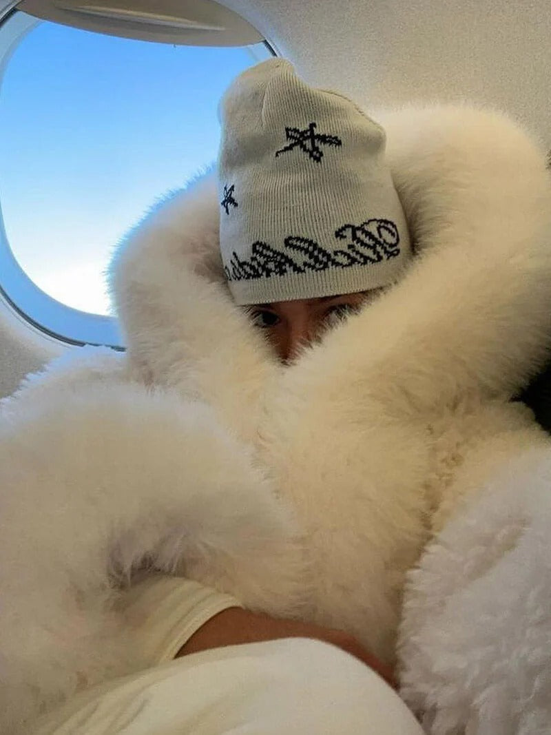 Biała damska kurtka oversize z dużym puszystym kapturem