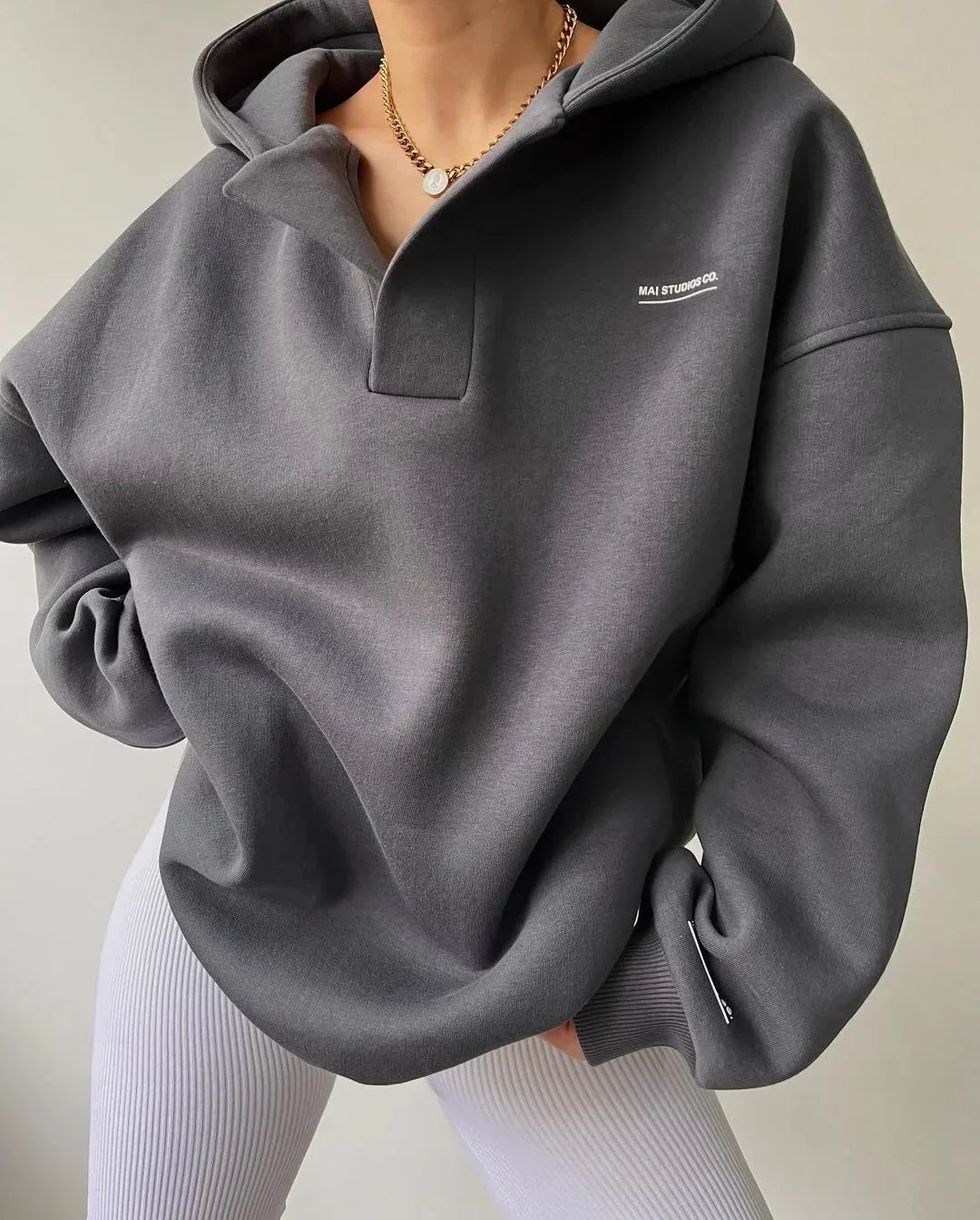 Dámská mikina s kapucí oversize s výstřihem do V