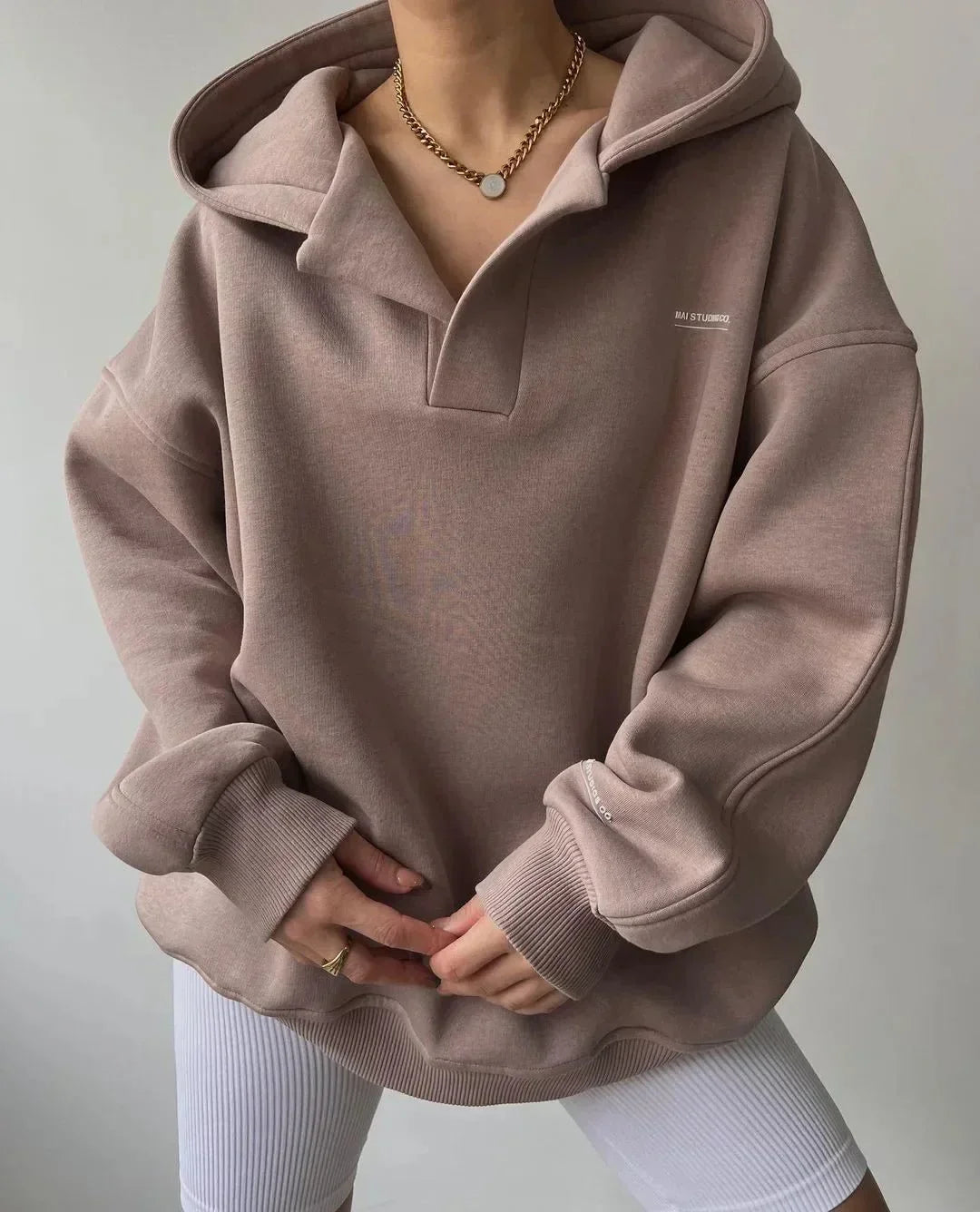 Dámská mikina s kapucí oversize s výstřihem do V