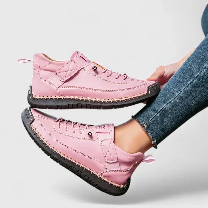 Niskie sneakersy sznurowane z okrągłym noskiem i płaską podeszwą