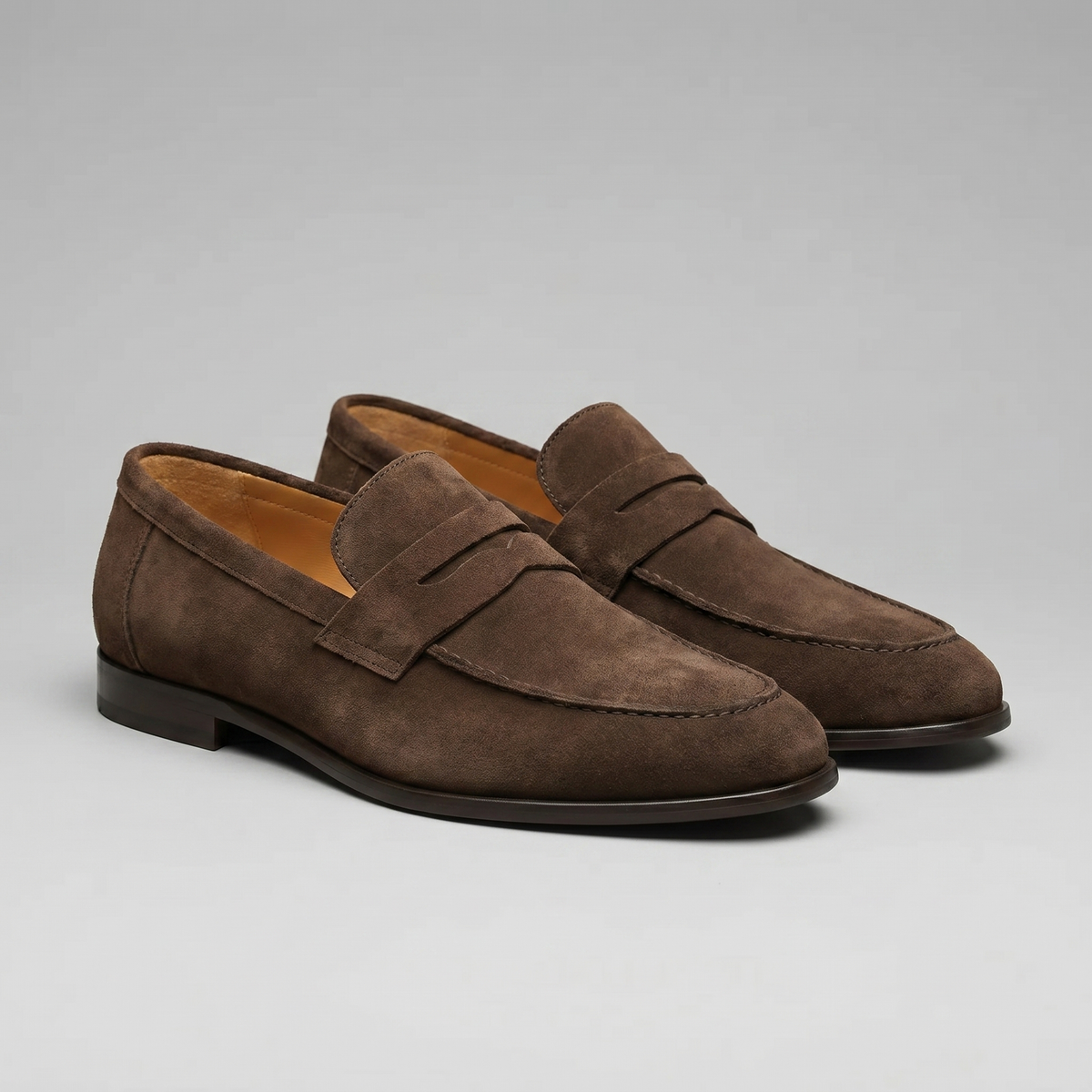Męskie mokasyny typu penny loafers z paskiem, zaokrąglonym noskiem i płaską podeszwą