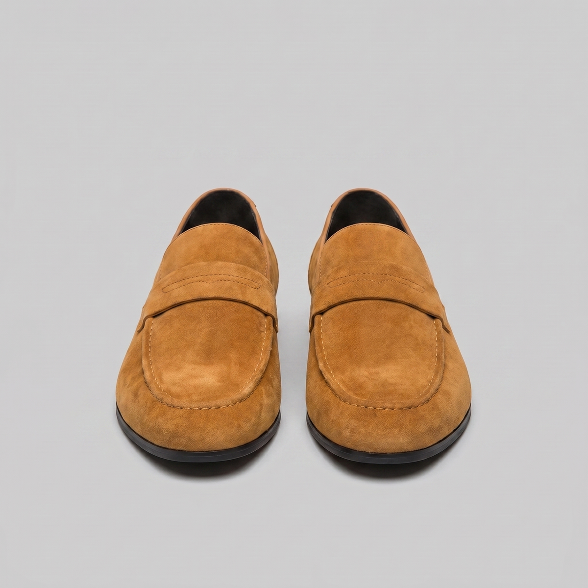 Męskie mokasyny typu penny loafers z paskiem, zaokrąglonym noskiem i płaską podeszwą