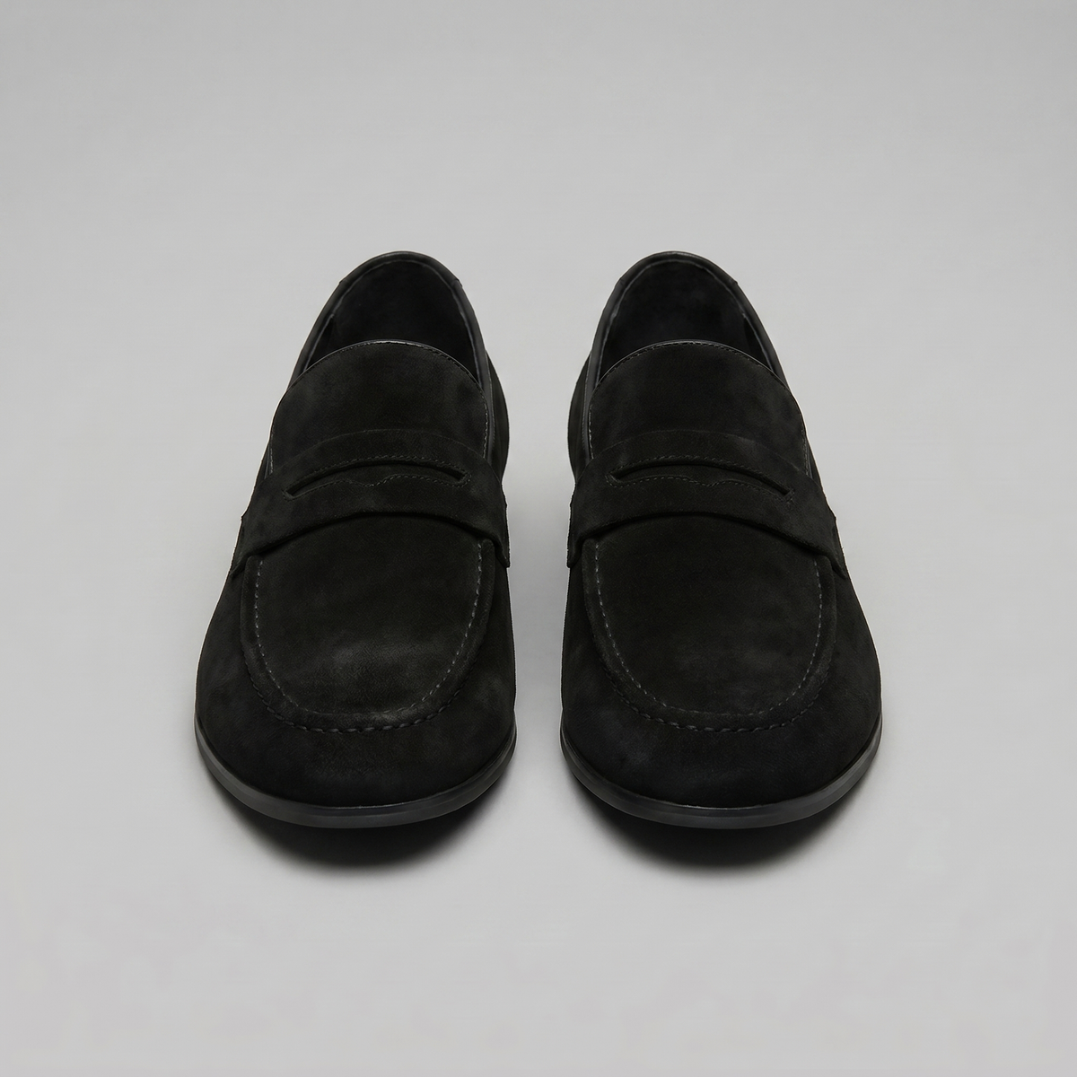 Męskie mokasyny typu penny loafers z paskiem, zaokrąglonym noskiem i płaską podeszwą