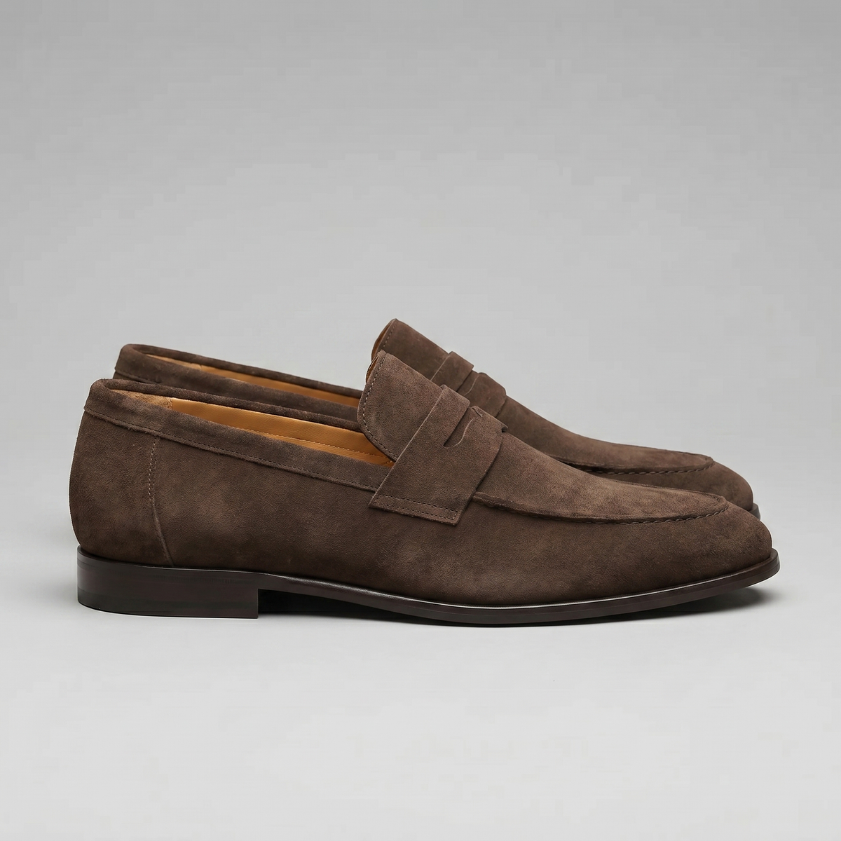 Męskie mokasyny typu penny loafers z paskiem, zaokrąglonym noskiem i płaską podeszwą
