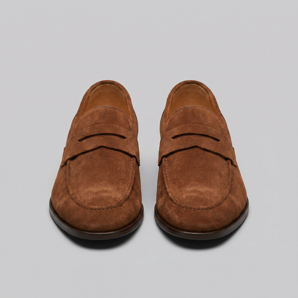 Męskie mokasyny typu penny loafers z paskiem, zaokrąglonym noskiem i płaską podeszwą