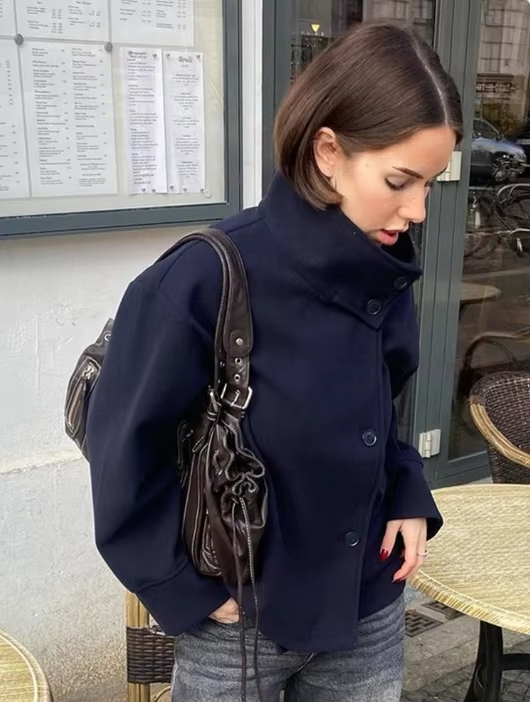 Krótka damska kurtka ze stójką i zapięciem na guziki