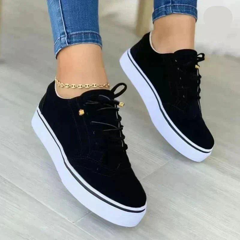 Damskie sneakersy sznurowane z perforowanymi detalami i jasną podeszwą