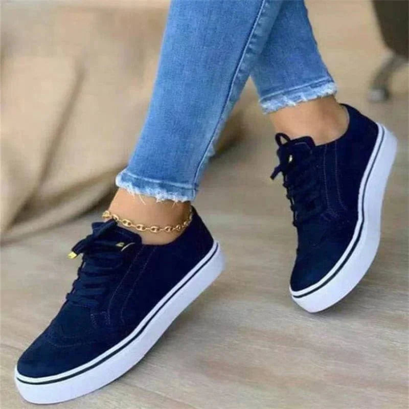 Damskie sneakersy sznurowane z perforowanymi detalami i jasną podeszwą