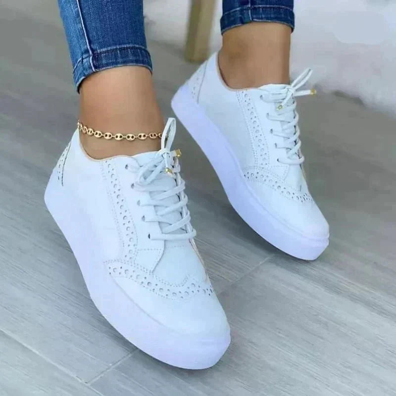 Damskie sneakersy sznurowane z perforowanymi detalami i jasną podeszwą