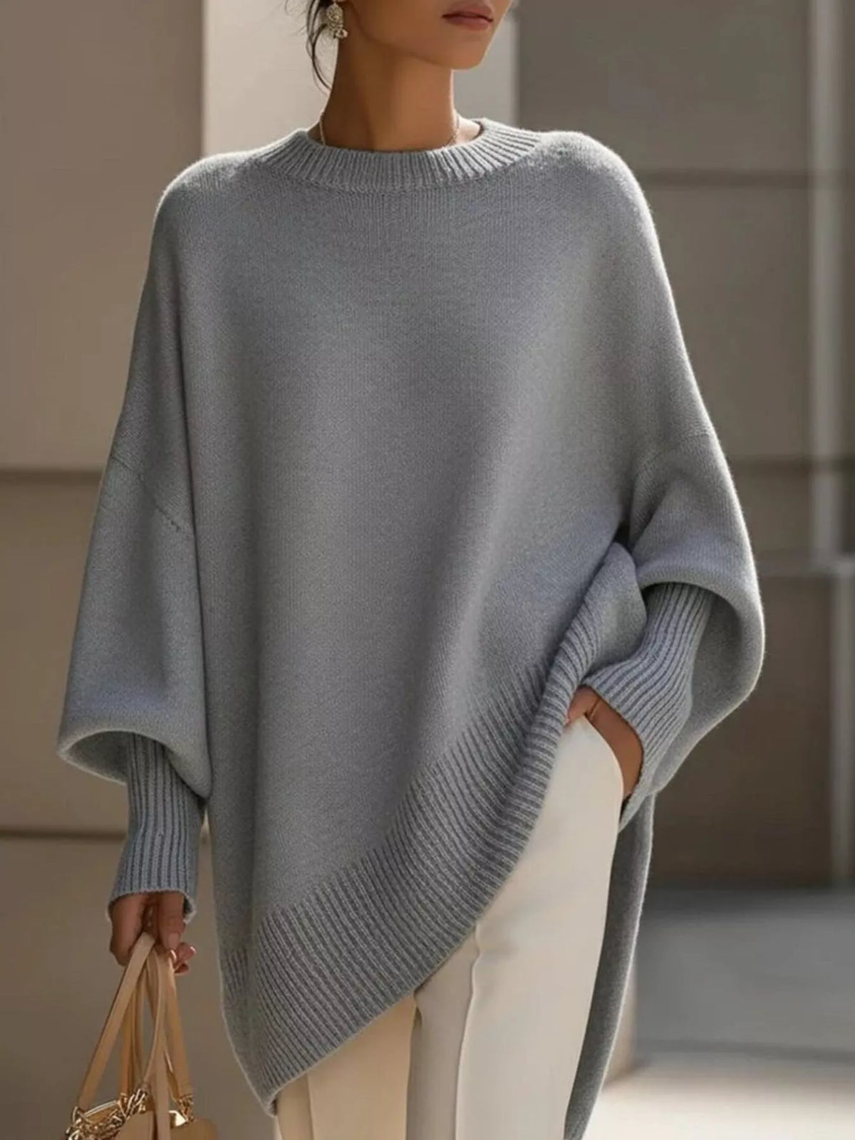 Damski sweter oversize z szerokimi rękawami i asymetrycznym dołem