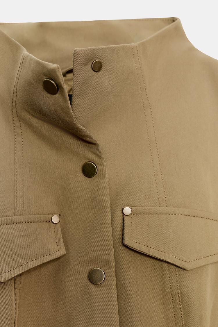 Damska kurtka khaki ze stójką, długimi rękawami i czterema kieszeniami