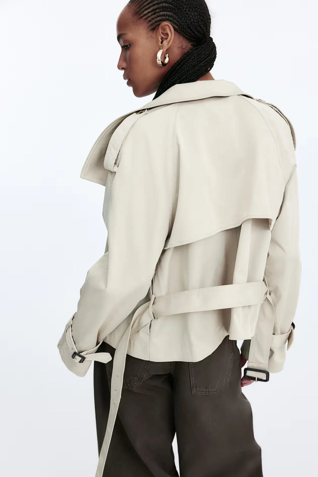 Női rövid kétsoros trenchcoat övvel