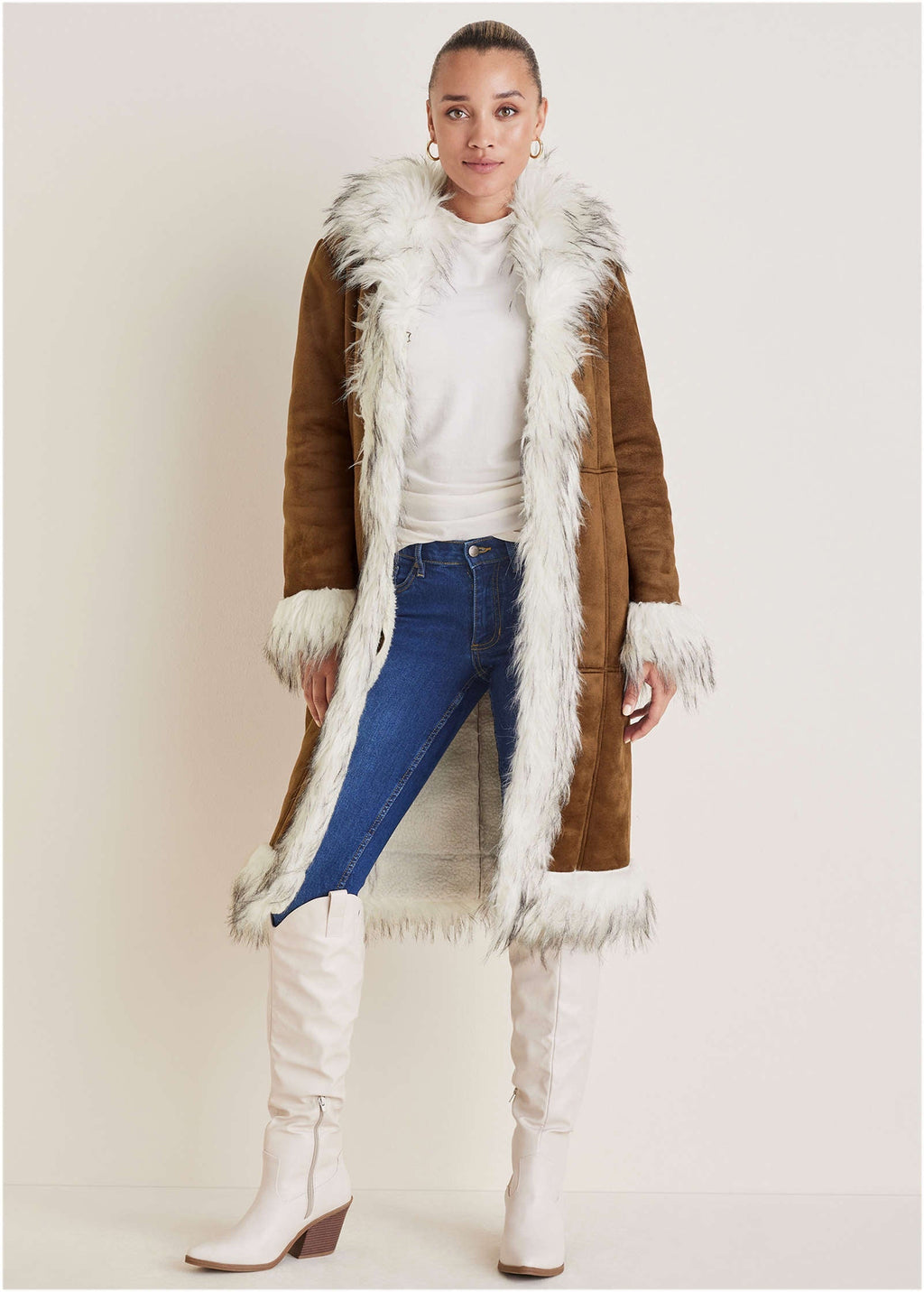 Női kabát gallérral és szőrmés szegésekkel
