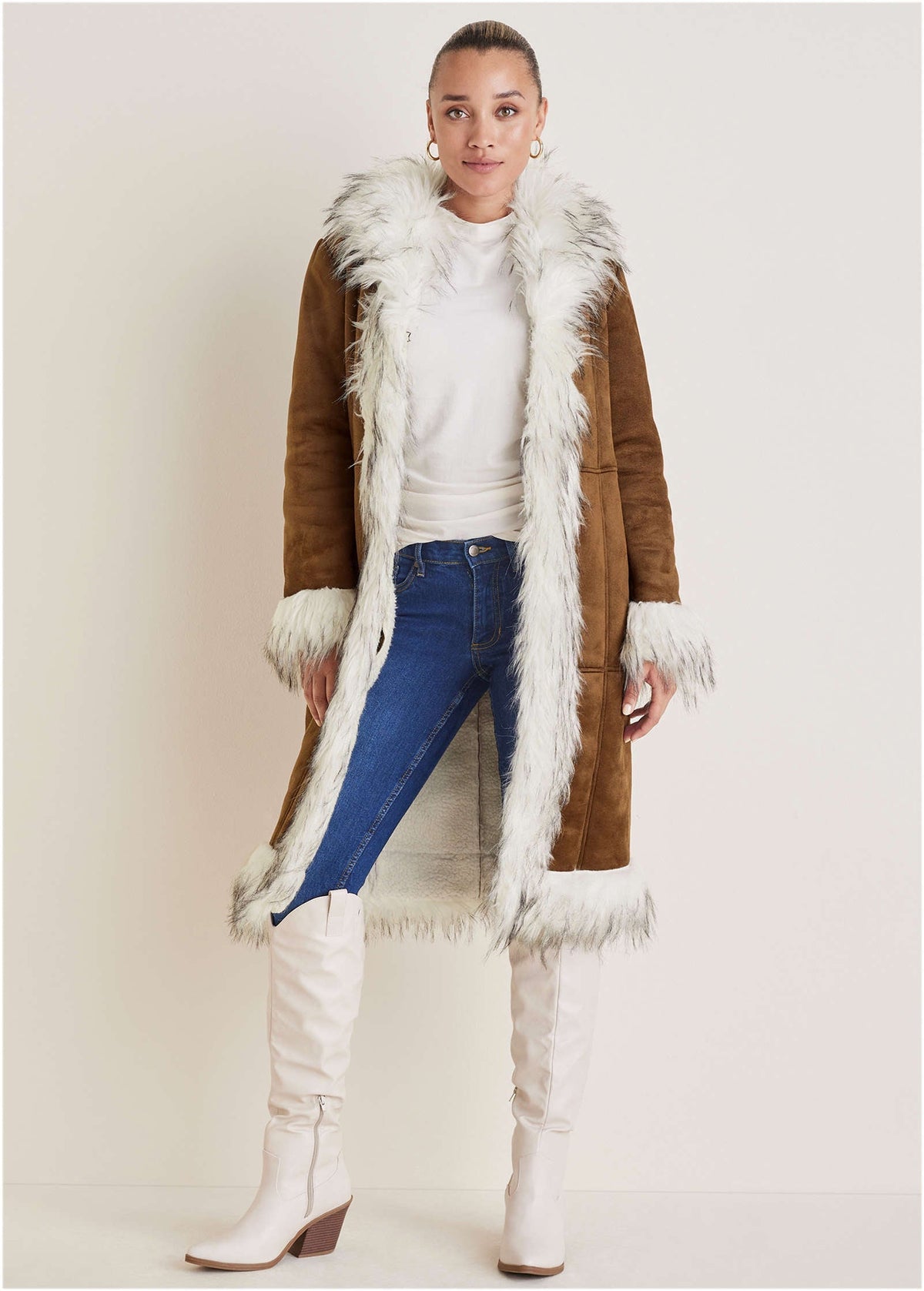 Dámský kabát s límcem a kožešinovým lemováním