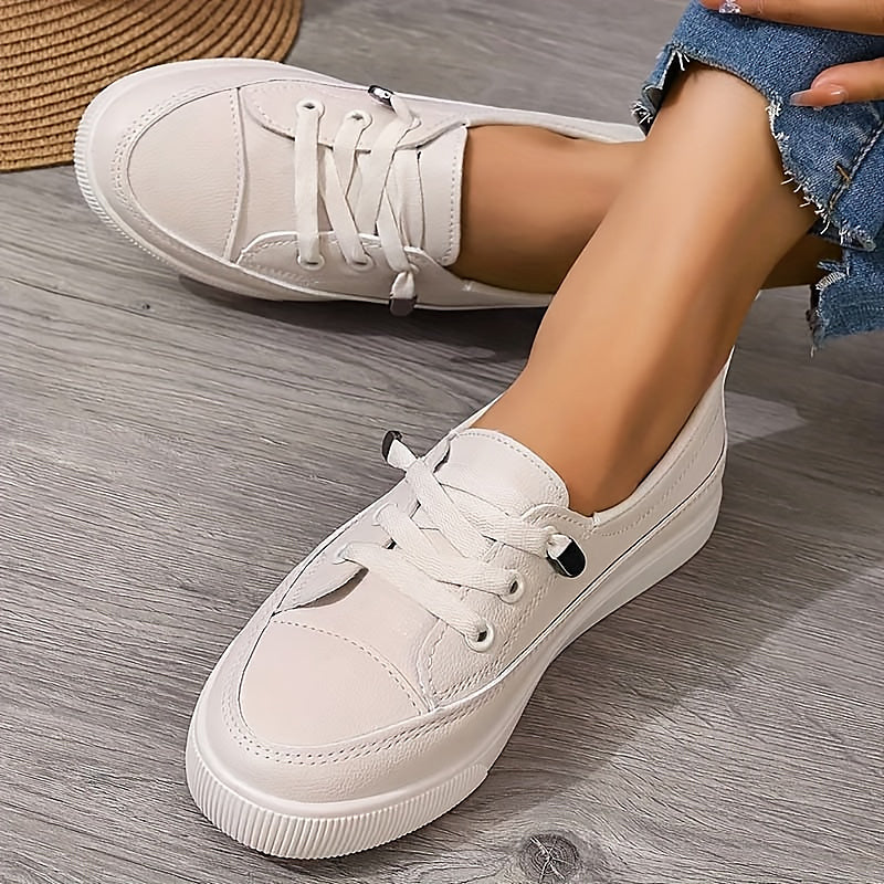 Damskie sneakersy sznurowane z okrągłym noskiem i płaską podeszwą