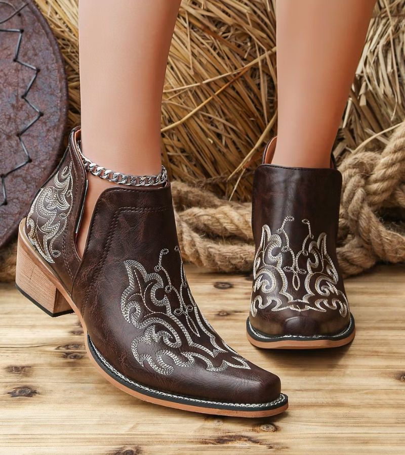 Damskie botki western za kostkę z haftowanym zdobieniem i szpiczastym noskiem