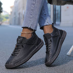 Damskie sneakersy sportowe z sznurowaniem, paskiem na rzep i płaską bieżnikowaną podeszwą