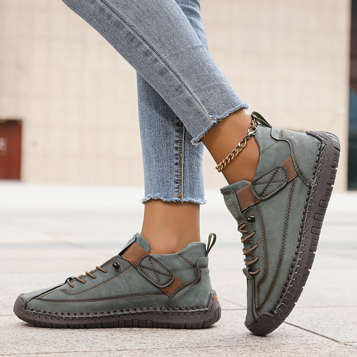 Damskie sneakersy sportowe z wysoką cholewką, sznurowaniem i paskiem na rzep