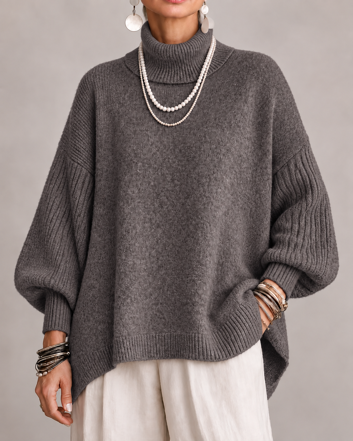 Damski sweter oversize z golfem i długimi prążkowanymi rękawami