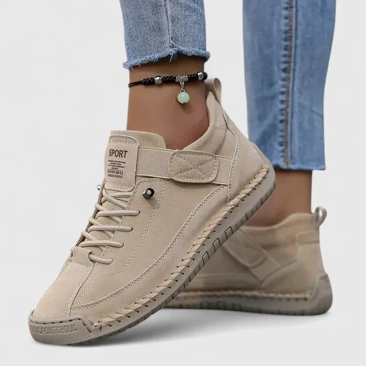 Niskie sneakersy sznurowane z okrągłym noskiem i płaską podeszwą