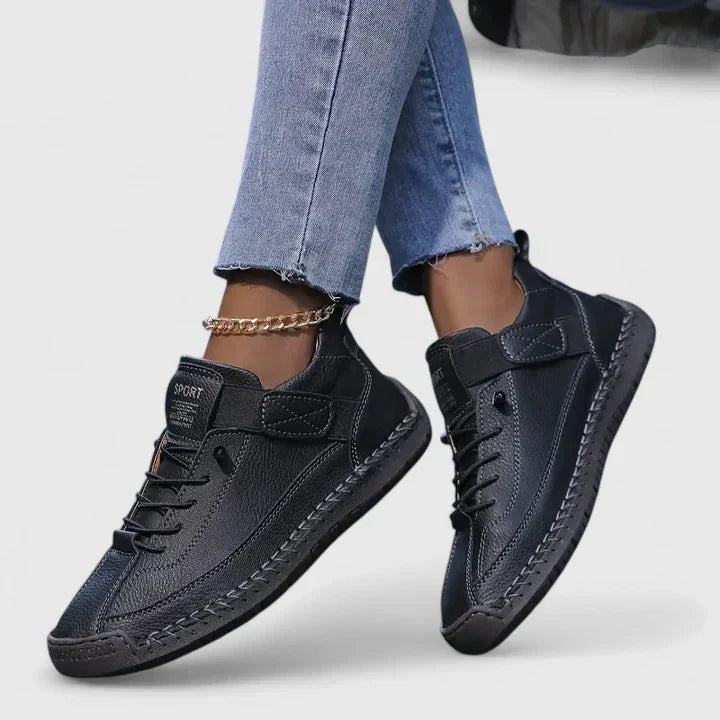 Niskie sneakersy sznurowane z okrągłym noskiem i płaską podeszwą