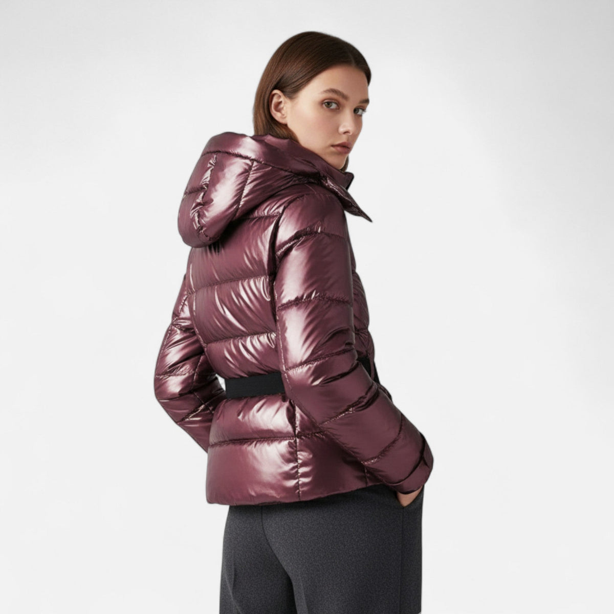 Női steppelt téli dzseki kapucnival és kiemelt derékkal