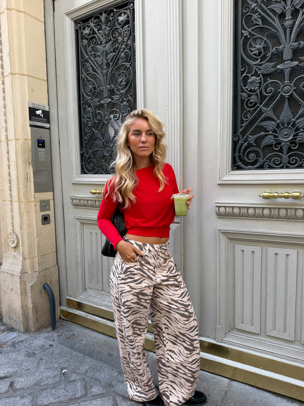 Női piros felső hosszú ujjal és rövid fazonnal